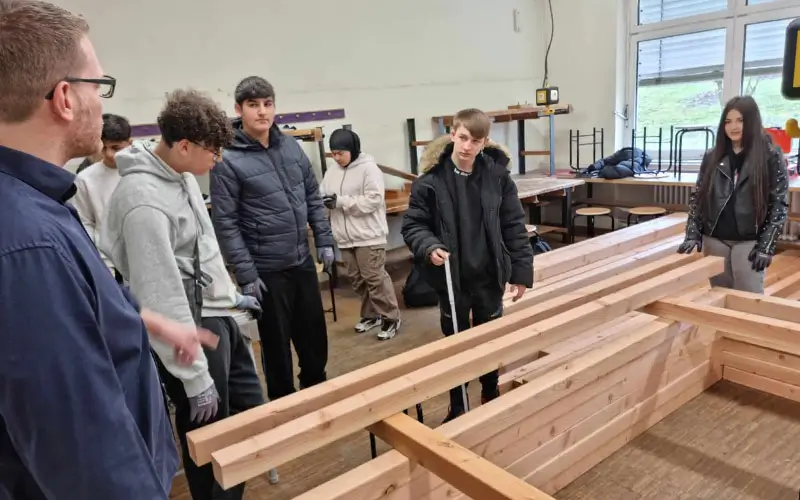 Chancengleichheit in der Berufsorientierung – Das Bild zeigt Schüler mit Jan Pöstges in der Berufsorientierungswerkstatt der Gesamtschule Nord in Essen bei Tischlerarbeiten. 