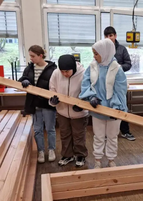 Chancengleichheit in der Berufsorientierung – Das Bild zeigt muslimische Schülerinnen in der Berufsorientierungswerkstatt der Gesamtschule Nord in Essen bei Tischlerarbeiten. 
