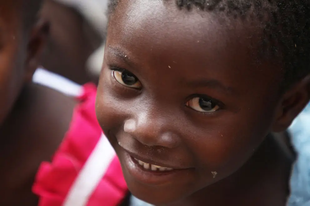 Einsatz gegen Kinderarmut – lächelndes Kindergesicht in Großaufnahme aus Malawi