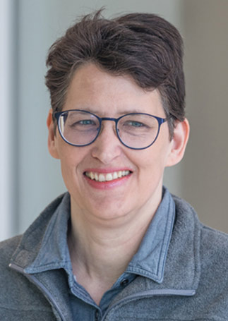 Porträtfoto einer lächelnden Frau mit dunklen kurzen Haaren