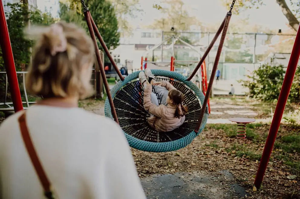 Einsatz gegen Kinderarmut – ein Kind in einer Nestschaukel