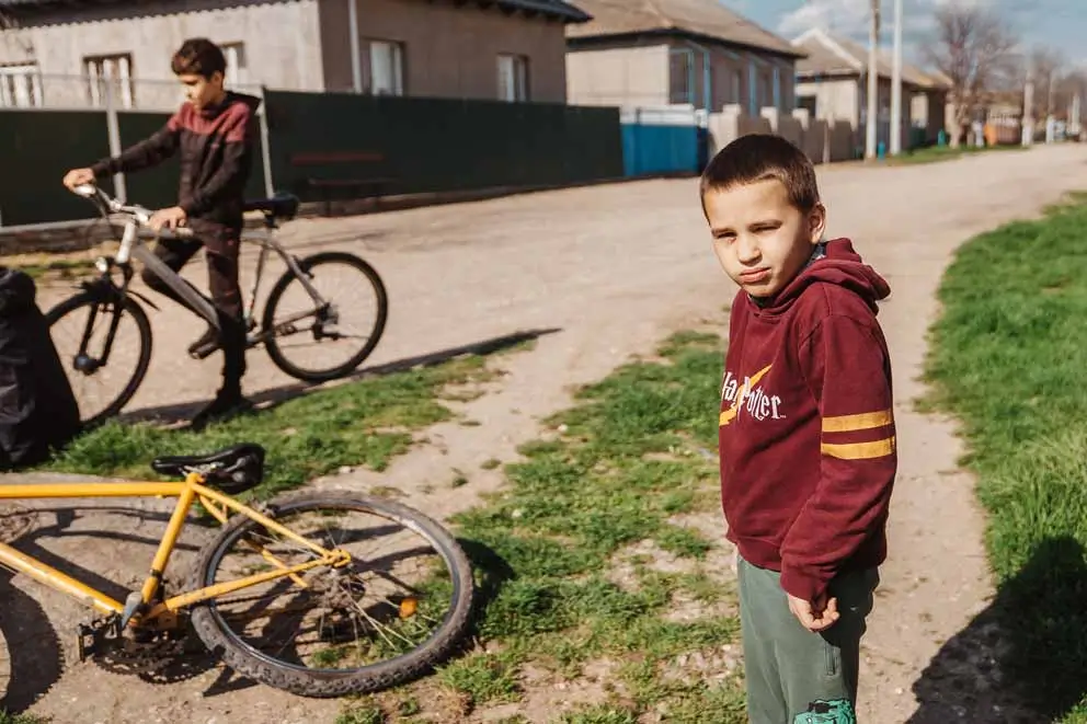 Kindern Chancen geben – Kinder mit Fahrrädern in einer ländlichen Siedlung in der Republik Moldau – geprägt von Armut und fehlenden Bildungschancen.