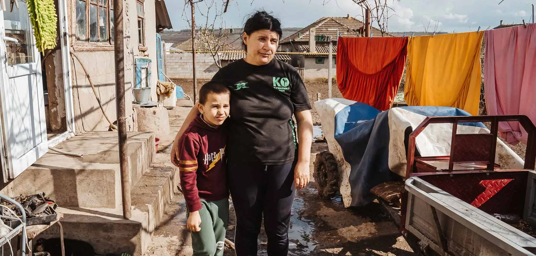 Kindern Chancen geben – Junge sitzt mit seiner Großmutter in einem ärmlichen Haus in der Republik Moldau.