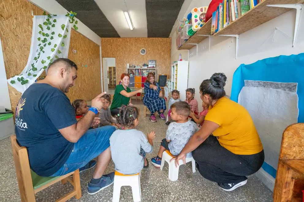 Kindern Chancen geben – Kinder und Eltern im Zentrum Petalouda in der Nähe von Athen. Roma-Familien spielen und lernen und verbringen eine entspannte Zeit, abseits von Ausgrenzung und Armut.