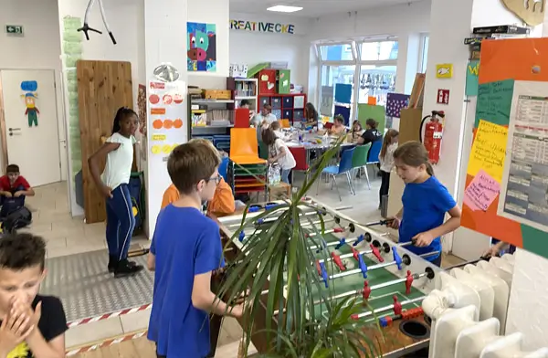 Soziale Integration – Das Bild zeigt fröhliche Kinder beim Kickern im Ladenlokal WiLLmA in Marl-Hüls. 
