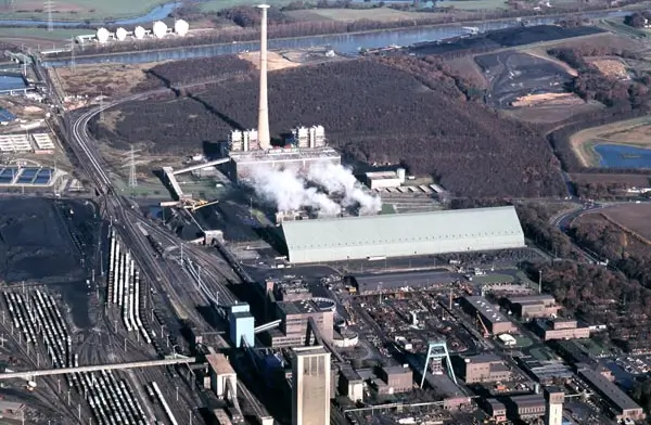 Soziale Integration – Auf dem Bild ist die Zeche Auguste Victoria von oben noch in Betrieb zu sehen.   