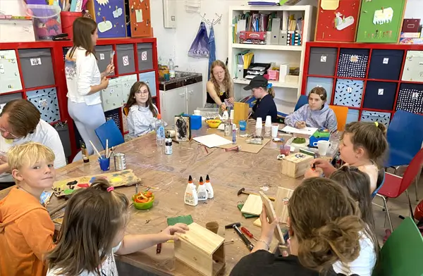 Soziale Integration – Das Bild zeigt fröhliche Kinder beim Basteln im Ladenlokal WiLLmA in Marl-Hüls. 