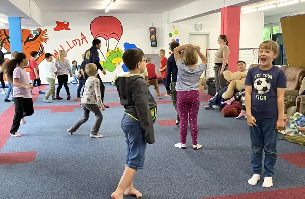 Soziale Integration – Hüpfende Kinder bei WiLLmA Marl e.V. – Erfolgreiche Zusammenarbeit für soziale Entwicklung in Marl-Hüls 